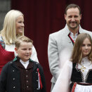 Kronprinsfamilien hilser barnetoget i Asker utenfor Skaugum. Foto: Vegard Wivestad Grøtt / NTB scanpix
